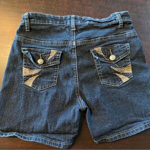 Jeanbay Women's Dark Blue Denim Shorts With Pocket Embellish, Size 6, NWOT.